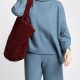 Chiara Boncompagno abbigliamento donna autunno inverno 2026 completo pantalone e maglione a collo alto azzurro