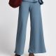 Chiara Boncompagno abbigliamento donna autunno inverno 2026 completo pantalone e maglione a collo alto azzurro