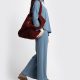 Chiara Boncompagno abbigliamento donna autunno inverno 2026 completo pantalone e maglione a collo alto azzurro